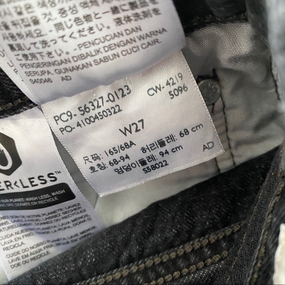 NWT Levi’s High Rise Distressed Shorts Black 27 - Picture 3 of 8